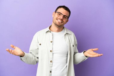 İzole edilmiş mor arka planı olan Brezilyalı adamın şüpheleri var.