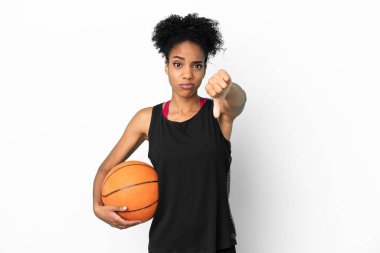 Beyaz arka planda izole edilmiş genç basketbolcu Latin kadın olumsuz ifade ile baş parmağını aşağı gösteriyor