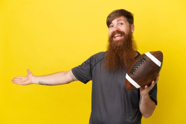 Kızıl saçlı beyaz adam sarı arka planda ragbi oynuyor.