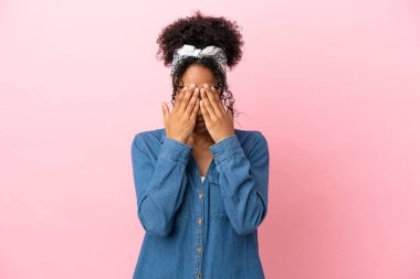 Pembe arka planda izole edilmiş genç Latin kadın yorgun ve hasta bir ifadeyle
