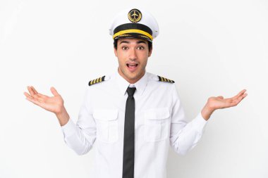 Uçak pilotu, şok olmuş yüz ifadesi ile izole edilmiş beyaz arka plan