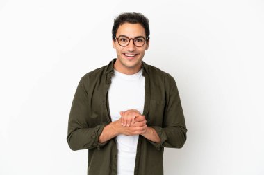 Kafkasyalı yakışıklı adam soyutlanmış beyaz arka plan gülüyor.