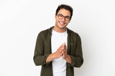 Bir konferansta sunumdan sonra beyaz arka planda beyaz tenli yakışıklı bir adam alkışlıyor.