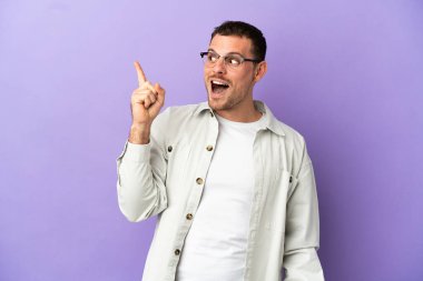 Mor arka planda kalan Brezilyalı bir adam parmağını kaldırırken çözümü bulmayı amaçlıyor.