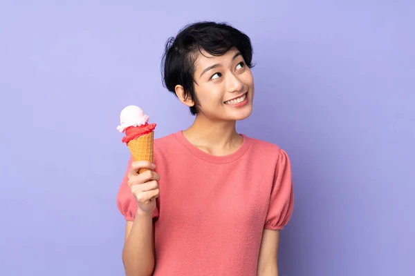 Молодая Вьетнамская Женщина Короткими Волосами Держит Корнет Мороженое Изолированном Фиолетовом — стоковое фото