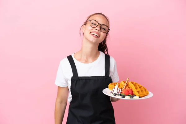 Étterem Pincér Orosz Lány Gazdaság Gofri Elszigetelt Rózsaszín Háttér Nevetés — Stock Fotó