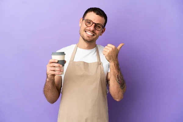 Brasilianischer Restaurantkellner Vor Isoliertem Lila Hintergrund Mit Erhobenem Daumen Und — Stockfoto