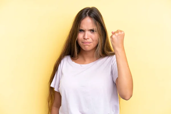 Jonge Kaukasische Vrouw Geïsoleerd Gele Achtergrond Met Ongelukkige Uitdrukking — Stockfoto