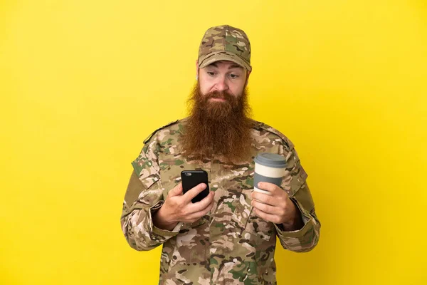 Vojenský Rusovlasý Muž Nad Izolované Žlutém Pozadí Drží Kávu Odnést — Stock fotografie