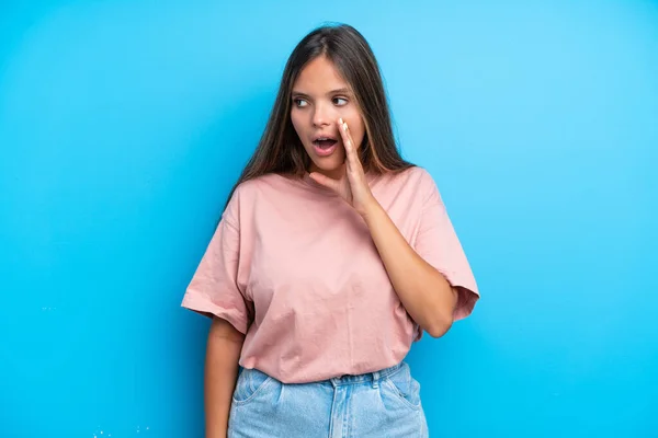 Joven Mujer Caucásica Aislada Sobre Fondo Azul Susurrando Algo Con — Foto de Stock