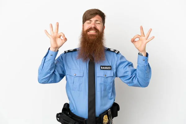 Rödhårig Polis Man Isolerad Vit Bakgrund Zen Pose — Stockfoto