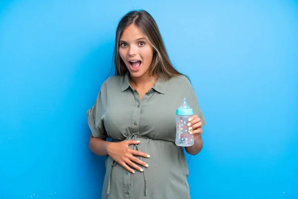 Mulher Grávida Fundo Azul Com Expressão Facial Surpresa — Fotografia de Stock