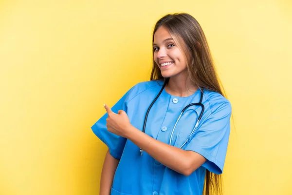 Junge Krankenschwester Kaukasische Frau Isoliert Auf Gelbem Hintergrund Zeigt Zurück — Stockfoto