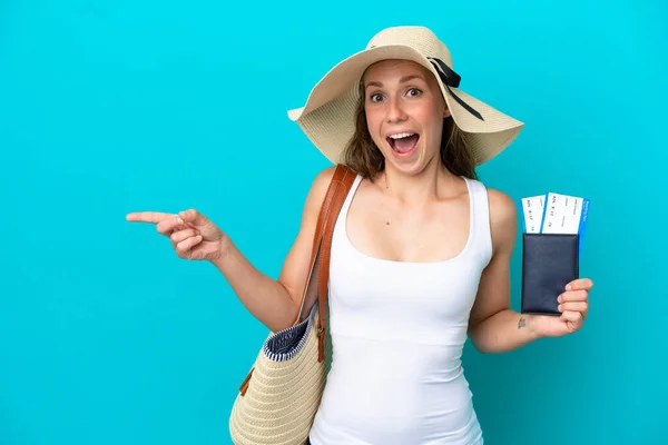 Mladá Běloška Drží Plážovou Tašku Cestovní Pas Pamelovou Izolací Modrém — Stock fotografie