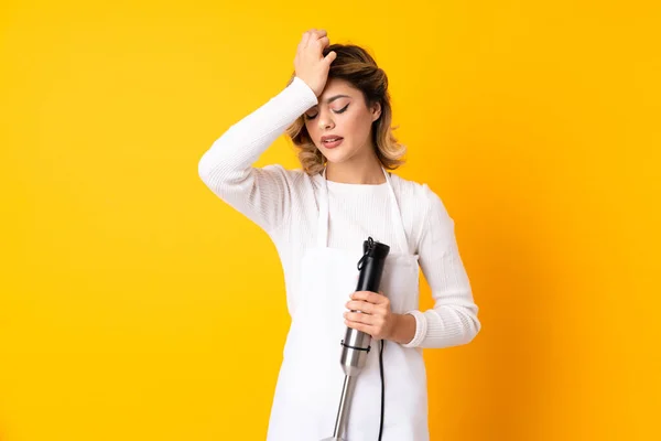 Mädchen Mit Handmixer Isoliert Auf Gelbem Hintergrund Hat Etwas Realisiert — Stockfoto