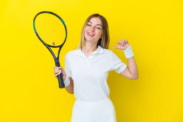 Молода Румунська Жінка Ізольована Жовтим Фоном Грає Теніс Пишається Собою — стокове фото