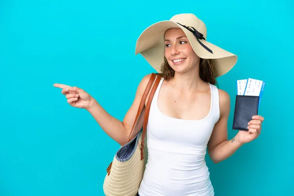 Joven Mujer Caucásica Sosteniendo Una Bolsa Playa Pasaporte Con Pamel — Foto de Stock