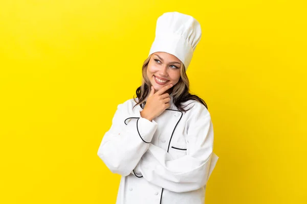 Jovem Chef Russo Menina Isolada Fundo Amarelo Olhando Para Lado — Fotografia de Stock