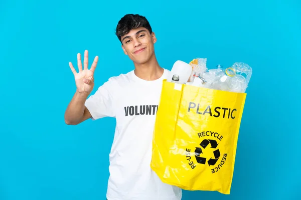 Sosteniendo Una Bolsa Llena Botellas Plástico Para Reciclar Sobre Fondo — Foto de Stock