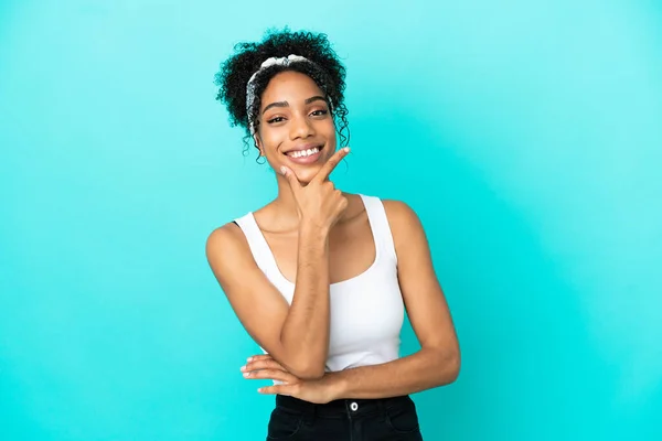 Mujer Latina Joven Aislada Sobre Fondo Azul Feliz Sonriente —  Fotos de Stock