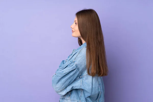 Adolescente Chica Caucásica Aislado Sobre Fondo Púrpura Posición Lateral —  Fotos de Stock