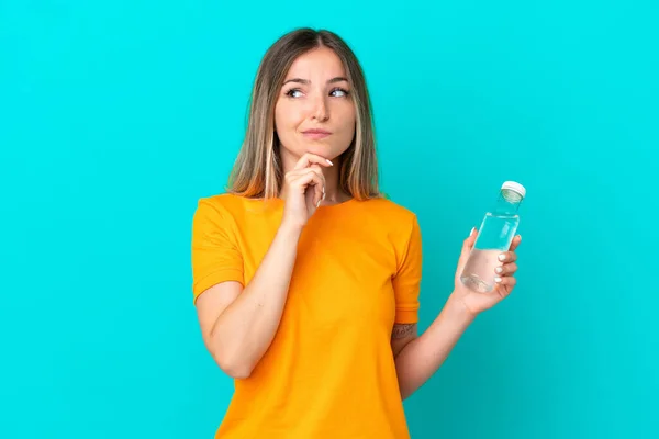 Mujer Rumana Joven Con Una Botella Agua Aislada Sobre Fondo — Foto de Stock