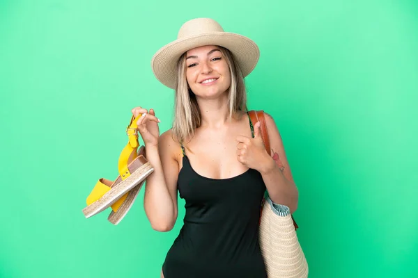 Jovem Romena Maiô Segurando Sandálias Para Praia Isolada Fundo Verde — Fotografia de Stock