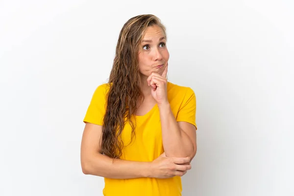 Jonge Kaukasische Vrouw Geïsoleerd Witte Achtergrond Met Twijfels Denken — Stockfoto