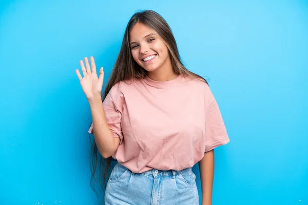 Νεαρή Καυκάσια Γυναίκα Απομονωμένη Μπλε Φόντο Χαιρετώντας Χέρι Χαρούμενη Έκφραση — Φωτογραφία Αρχείου