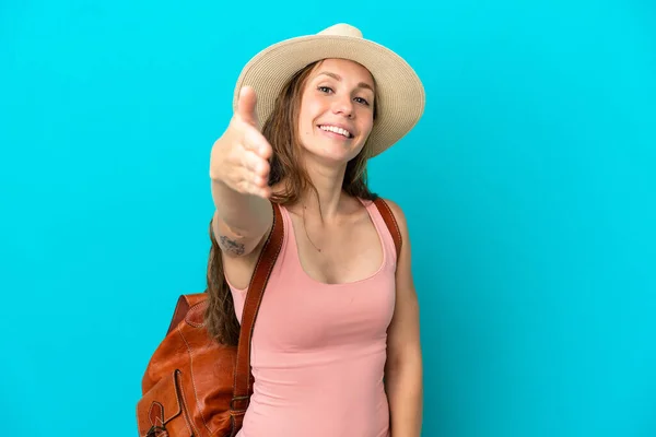 Mujer Joven Caucásica Vacaciones Verano Aislada Sobre Fondo Azul Estrechando —  Fotos de Stock