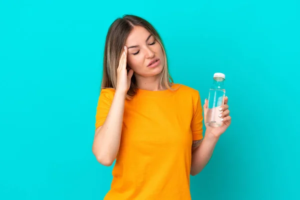 Mujer Rumana Joven Con Una Botella Agua Aislada Sobre Fondo — Foto de Stock