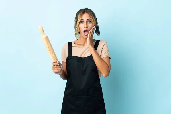 Jeune Femme Cuisine Uruguayenne Blonde Isolée Sur Fond Bleu Avec — Photo