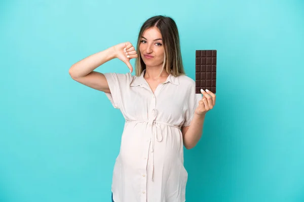 Mladá Rumunská Žena Izolované Modrém Pozadí Těhotná Držení Čokolády Dělá — Stock fotografie