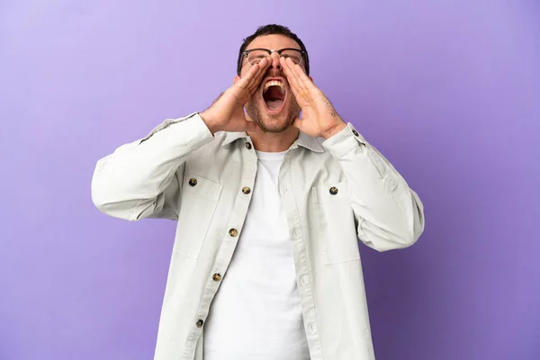 Brazilian Man Isolated Purple Background Shouting Announcing Something — Stock Photo, Image