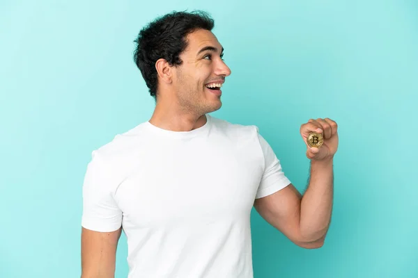 Young Man Holding Bitcoin Isolated Blue Background Laughing Lateral Position — Stock Photo, Image