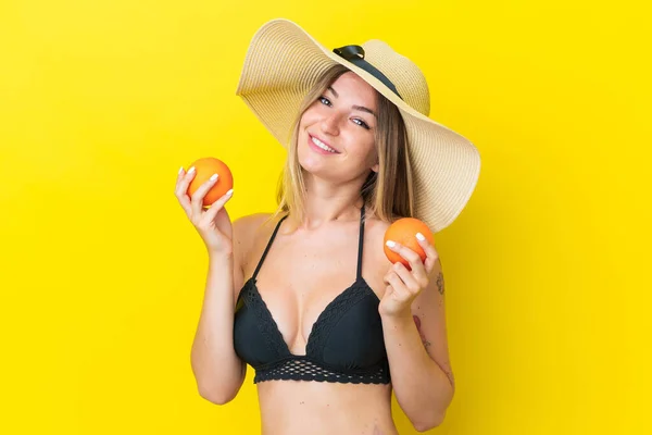 Mujer Rumana Joven Aislada Sobre Fondo Amarillo Traje Baño Sosteniendo — Foto de Stock