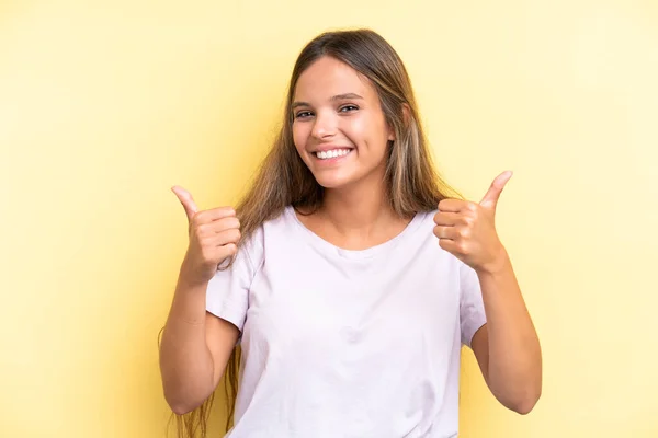 Mujer Joven Caucásica Aislada Sobre Fondo Amarillo Con Pulgares Hacia — Foto de Stock