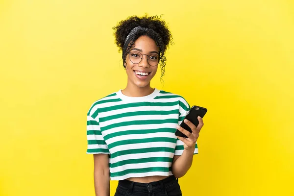 Jeune Femme Afro Américaine Isolée Sur Fond Jaune Avec Téléphone — Photo