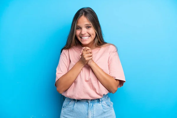 Joven Mujer Caucásica Aislada Sobre Fondo Azul Riendo —  Fotos de Stock