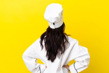 Genç Rus şef kız sarı arka planda izole edilmiş.