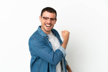 Brezilya 'lı adam izole edilmiş beyaz arka planda zaferi kutluyor