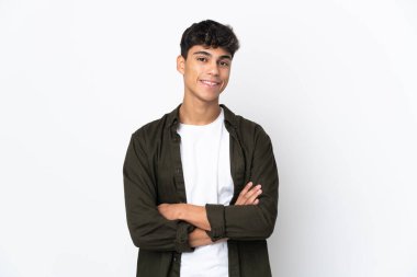 İzole edilmiş beyaz arka planda genç bir adam yana bakıyor ve gülümsüyor.