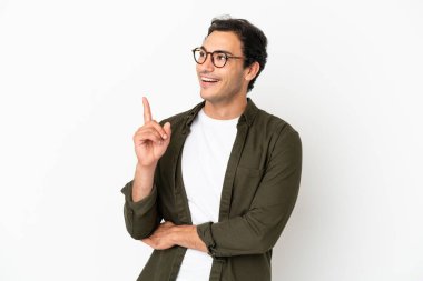 Kafkasyalı yakışıklı, soyutlanmış beyaz arka plan harika bir fikre işaret ediyor.