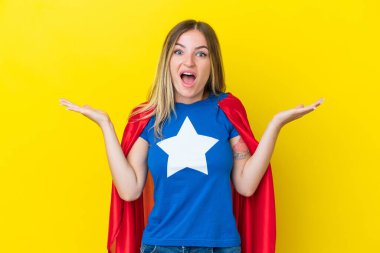 Süper kahraman Romen kadın, sarı arka planda şok olmuş yüz ifadesiyle izole edildi