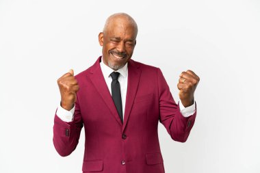 Kübalı üst düzey izole edilmiş beyaz arka planda güçlü bir jest yapıyor