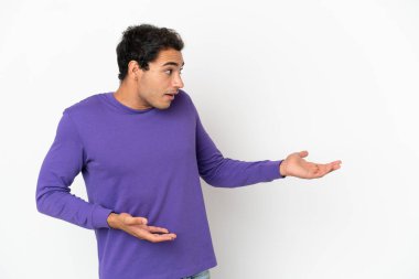 Beyaz arka planda beyaz tenli, beyaz, beyaz, beyaz, yakışıklı bir adam.