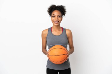 Genç basketbolcu Latin kadın, beyaz arka planda izole edilmiş basketbol oynuyor.