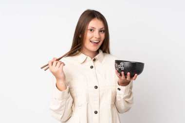 Beyaz arka planda izole edilmiş beyaz kız elinde çubuklu erişte kasesi tutuyor.