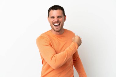 Brezilya 'lı adam izole edilmiş beyaz arka planda zaferi kutluyor