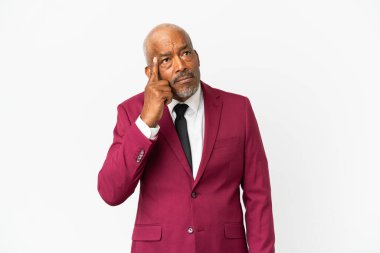 Kübalı son sınıf öğrencisi beyaz arka planda bir fikir düşünüyor.